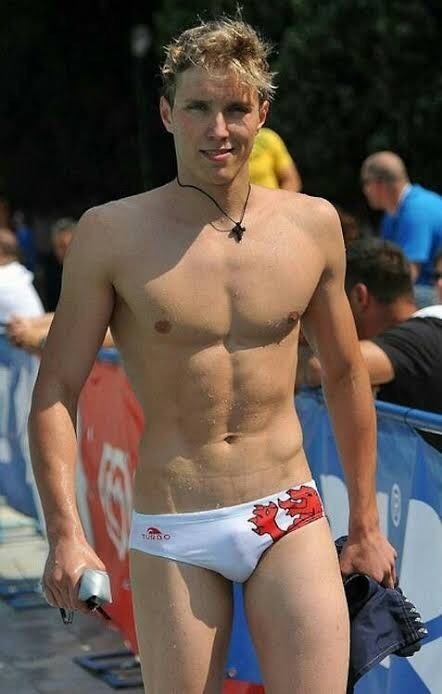 Play Fun Sport In Pool Twink Tube